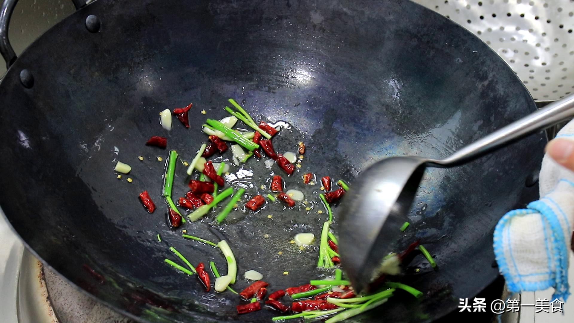 醋溜白菜的家常做法，酸辣开胃做法简单实用，看一遍就能学会