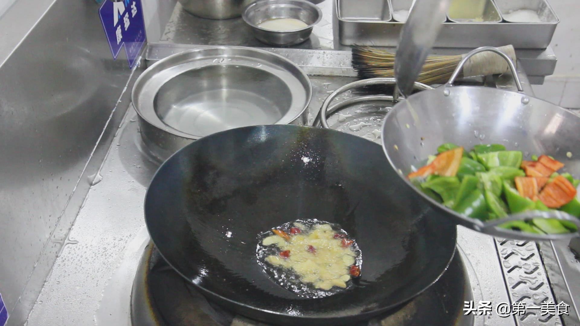 大厨分享家常版“地三鲜”，食材简单，步骤详细，好吃不油腻