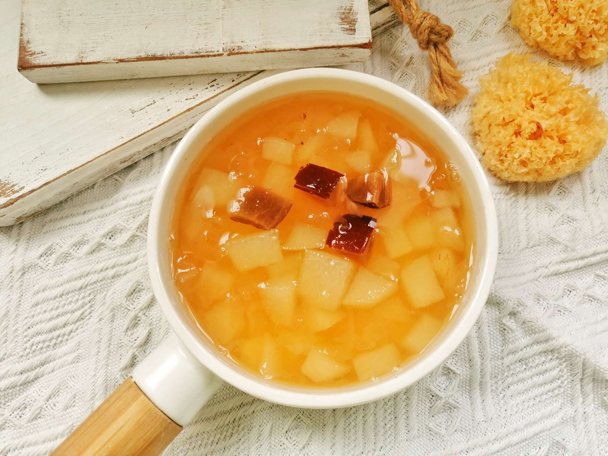 银耳雪梨汤的做法 秋天煲汤喝，首选降火去燥的银耳百合梨汤，银耳被称为“平民燕窝”！