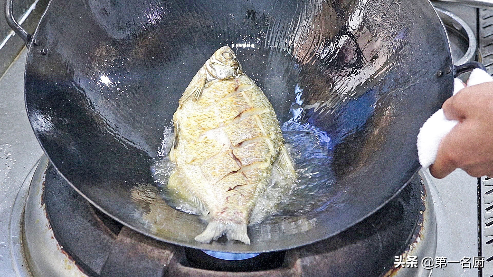 红烧武昌鱼怎样做才好吃？学会这一招，做出来鲜嫩入味，越吃越香