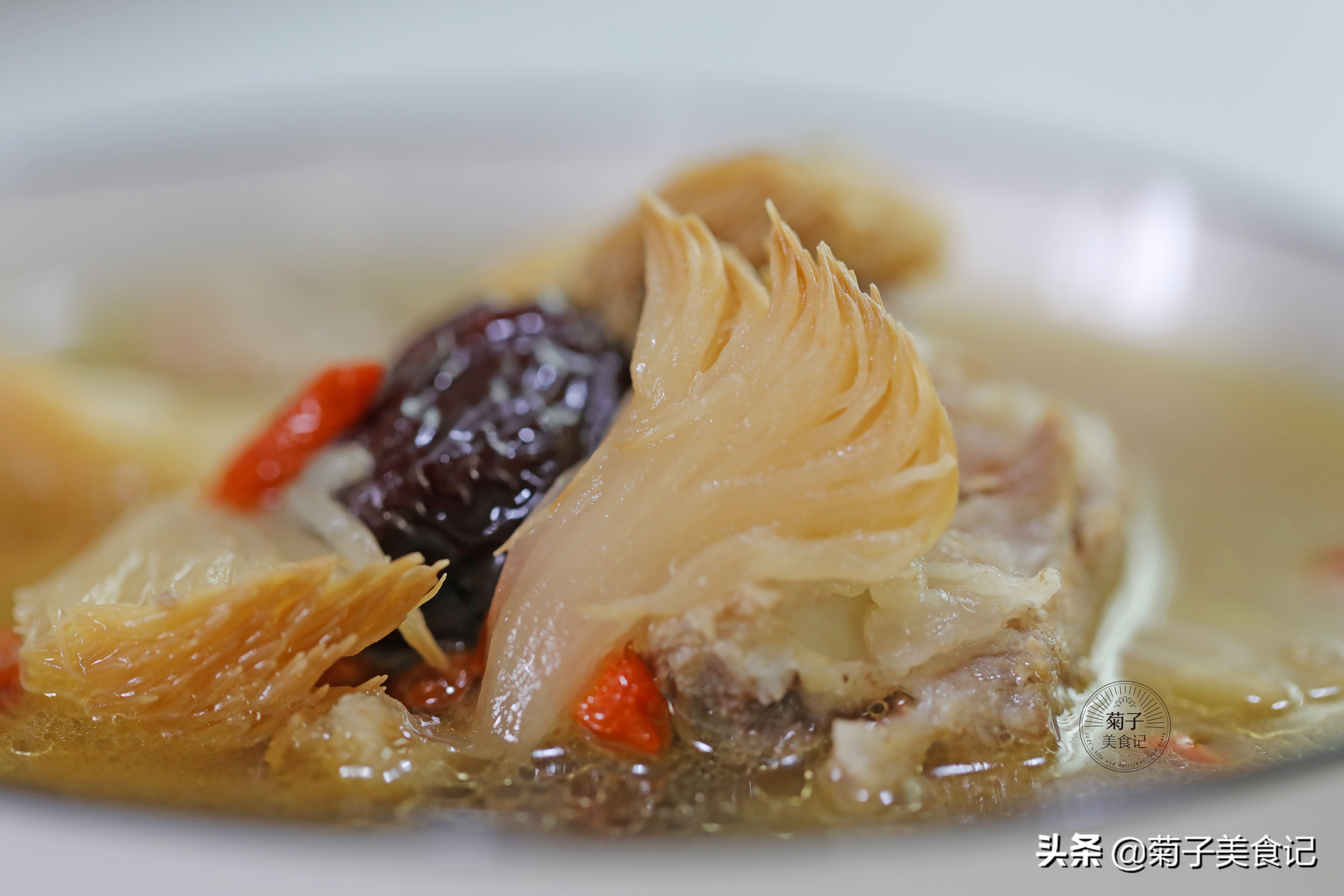 猴头菇不知道怎么吃？教你猴头菇煲汤做法，鲜香可口，暖身又暖胃