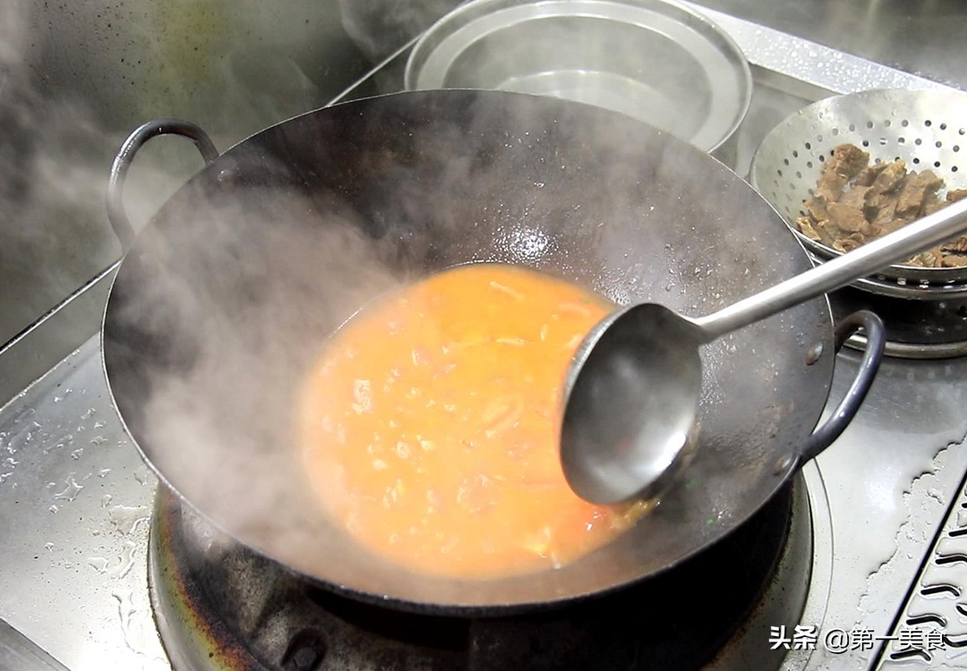 西红柿煨牛腩怎么做好吃，掌握焯水技巧，牛肉软烂不腥，汤汁浓郁