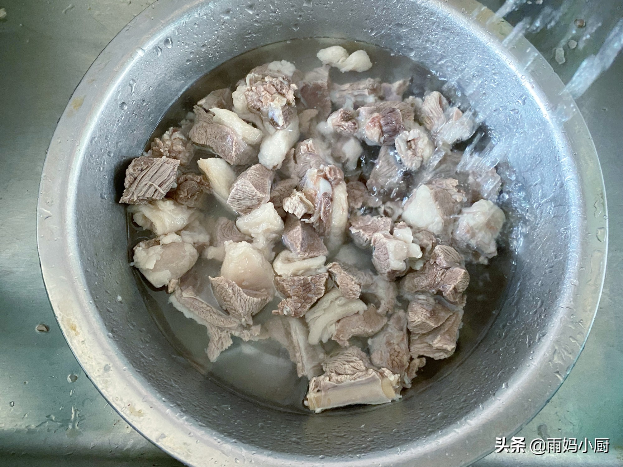 清炖羊肉汤的家常做法，汤鲜味浓，没有膻味，羊肉软烂营养高