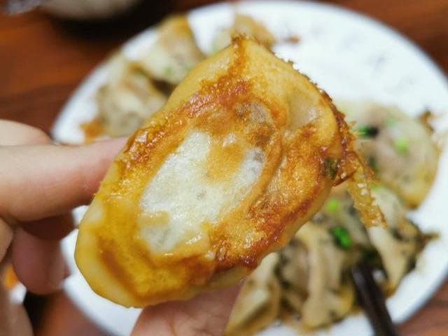 生煎速冻水饺的做法，不破皮、不露馅，外酥里嫩，上桌孩子抢着吃
