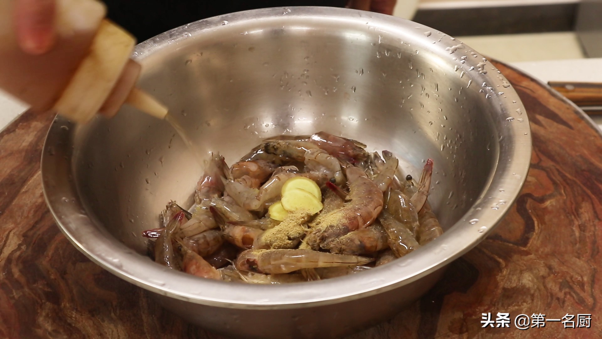 这才是蒜蓉大虾的正确做法，蒜香入味吃着过瘾，上桌大家抢着吃