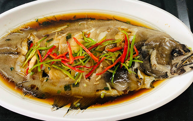 清蒸鱼最好吃最简单的做法，肉质鲜嫩入味，农村宴席待客倍有面子