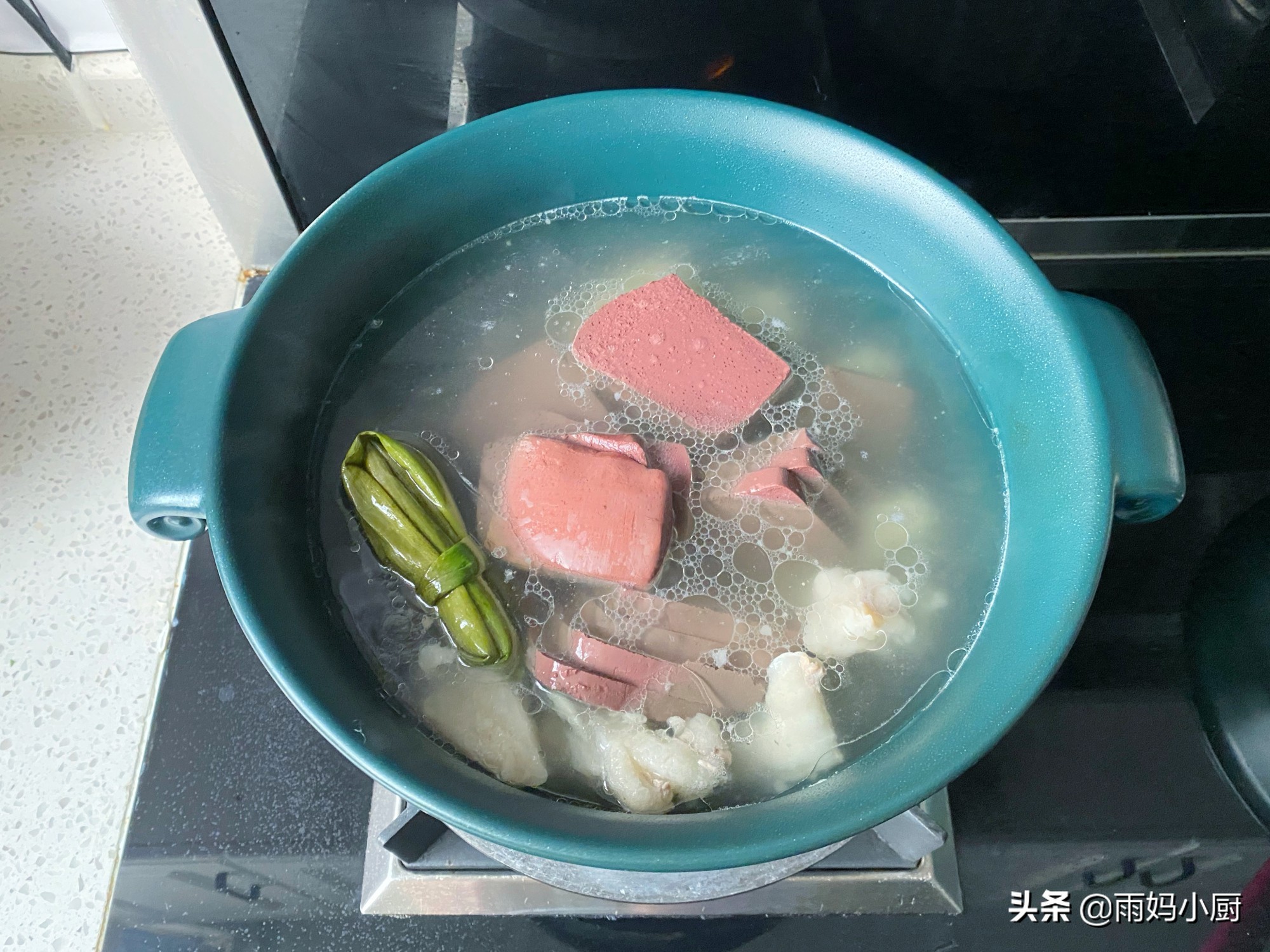 清炖羊肉汤的家常做法，汤鲜味浓，没有膻味，羊肉软烂营养高