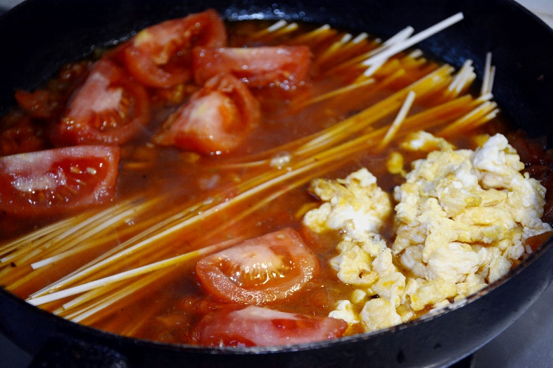西红柿鸡蛋面的家常做法，鲜美营养又暖胃，10分钟就能搞定一餐