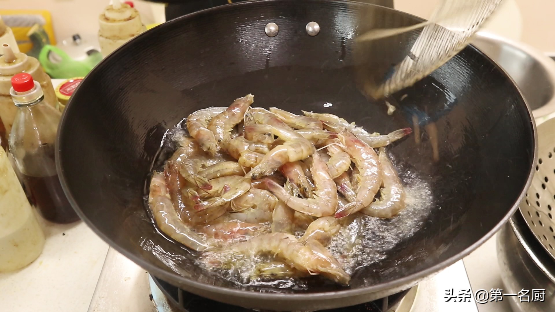 这才是蒜蓉大虾的正确做法，蒜香入味吃着过瘾，上桌大家抢着吃