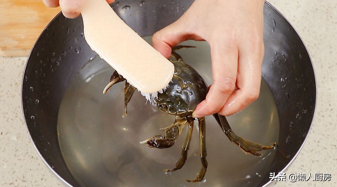 深秋时节，大闸蟹最肥美，教你新做法，能吃到蟹肉本身的鲜甜味
