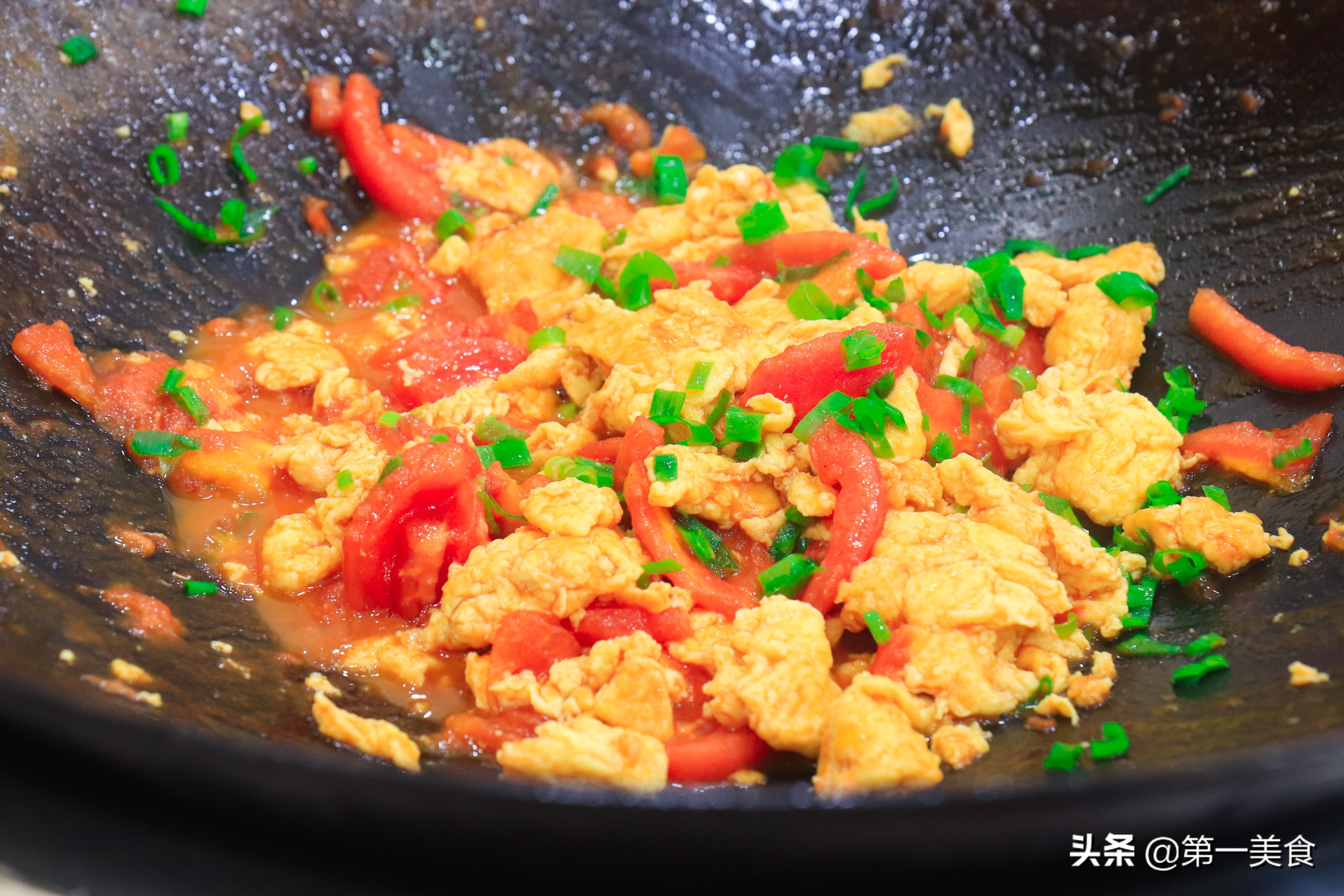 大厨教你西红柿炒鸡蛋的经典做法，鸡蛋鲜嫩不老，最大众的家常菜