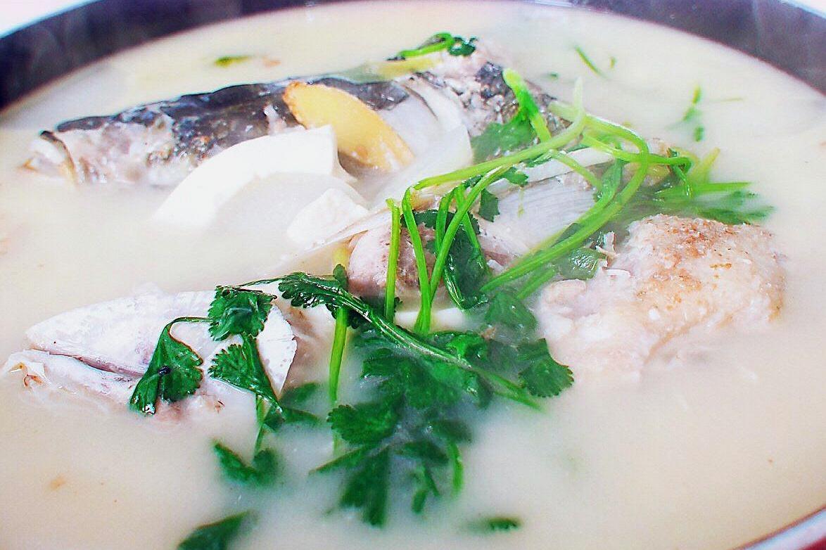 鱼汤没有腥味，汤奶白特别鲜的鱼头豆腐汤