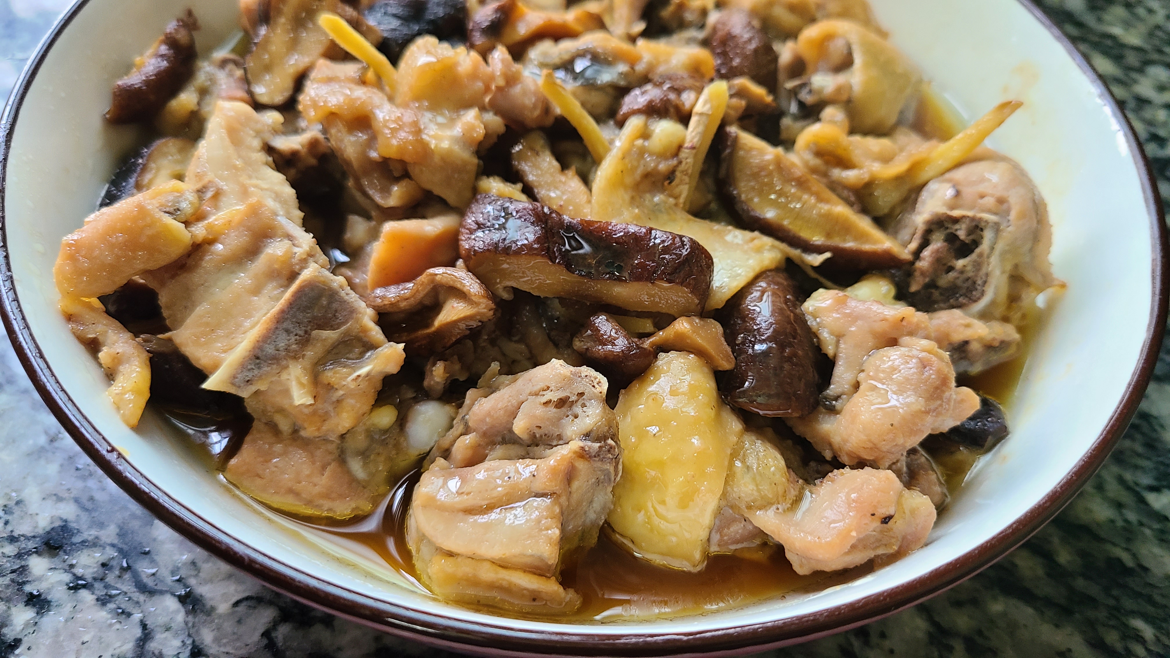 广东人很爱吃的香菇蒸滑鸡，嫩滑好吃，做法简单，看着就馋人