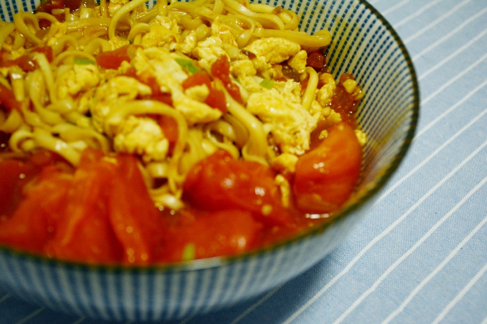 西红柿鸡蛋面的家常做法，鲜美营养又暖胃，10分钟就能搞定一餐
