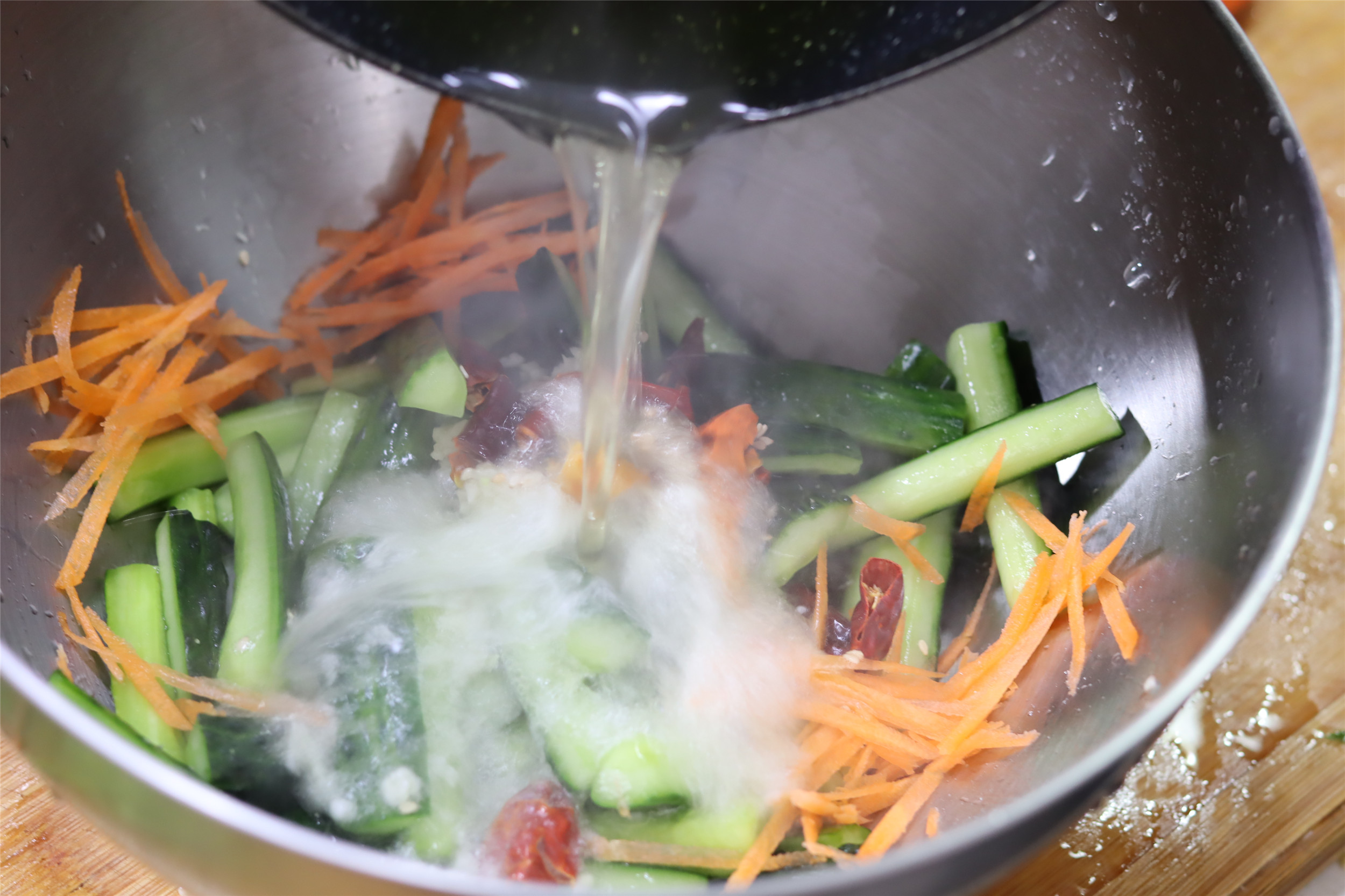快速腌黄瓜的方法，当天就腌好，越腌越美味，嘎嘣脆家人爱吃