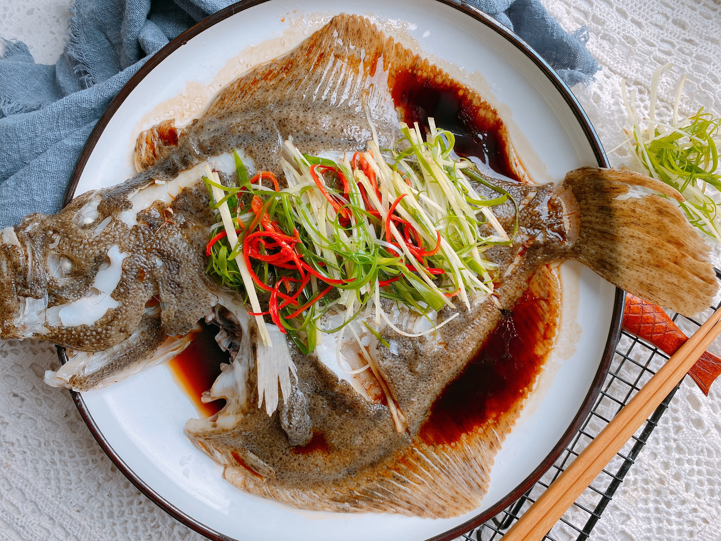 鱼肉鲜嫩无腥味，营养丰富，保留多宝鱼的营养和鲜美的味道 ！