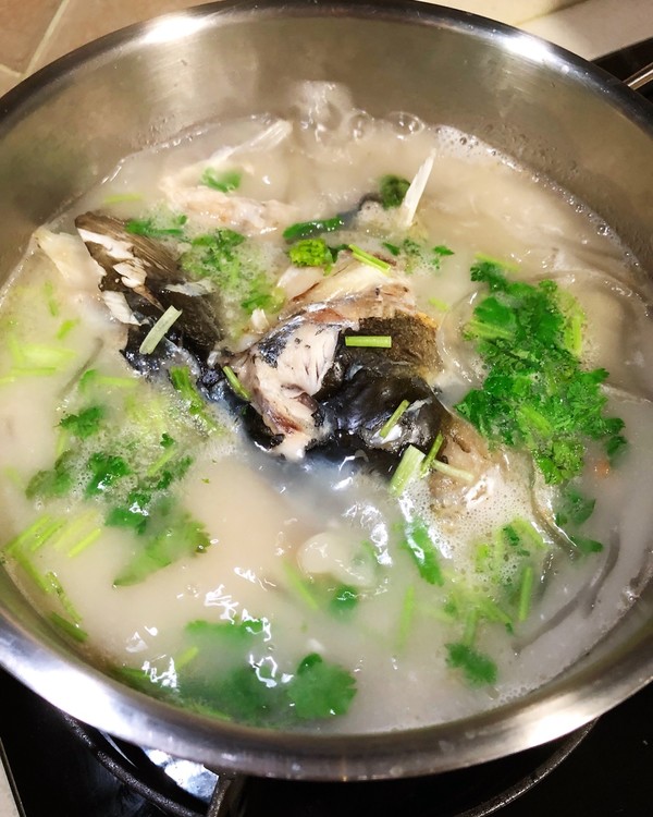 炖鱼头豆腐汤，记住“2放3不放”，鱼汤没有腥味，汤奶白特别鲜