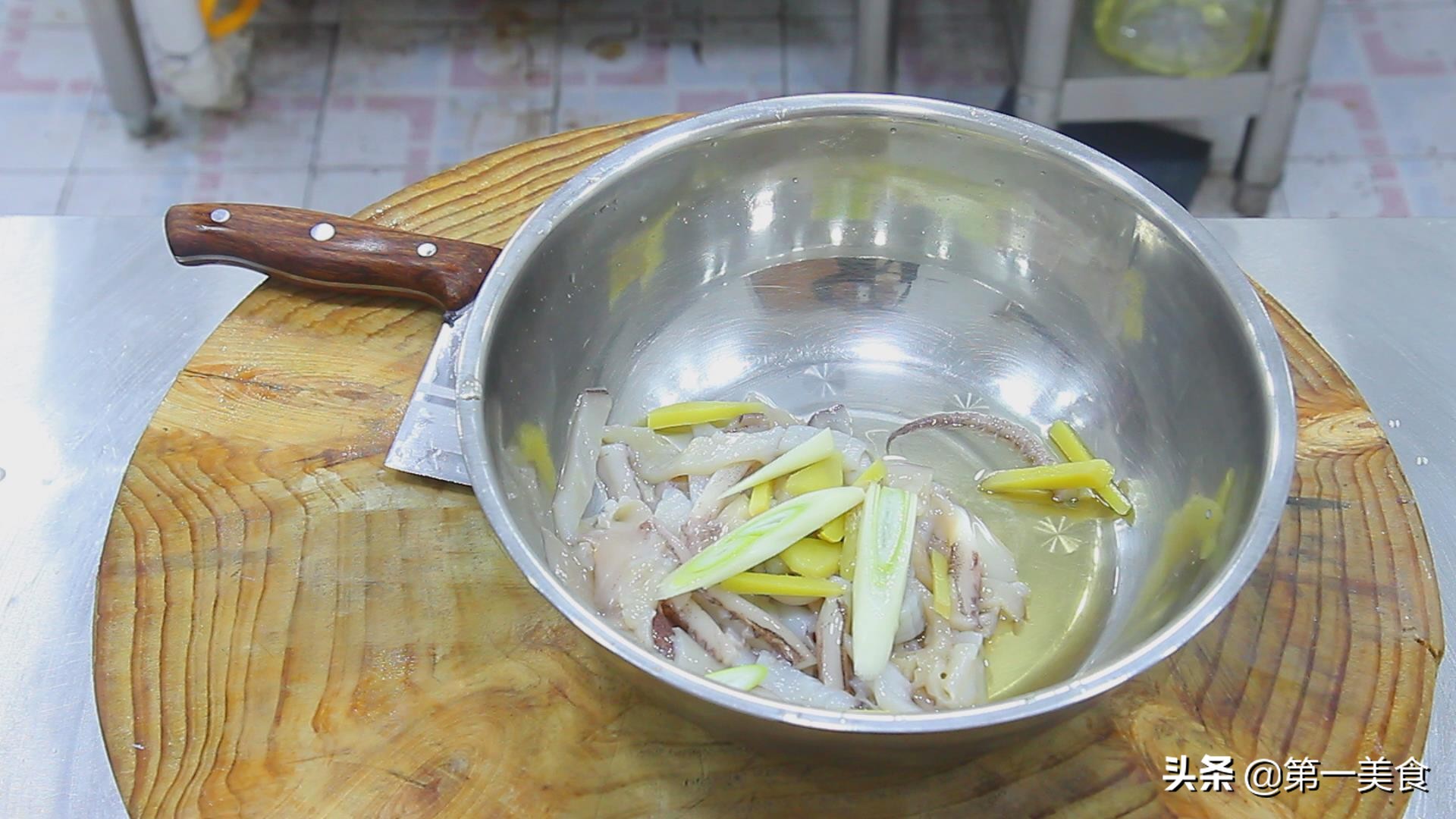 厨师长教你：鱿鱼的家常吃法，简单几步，做出的鱿鱼好吃无腥味