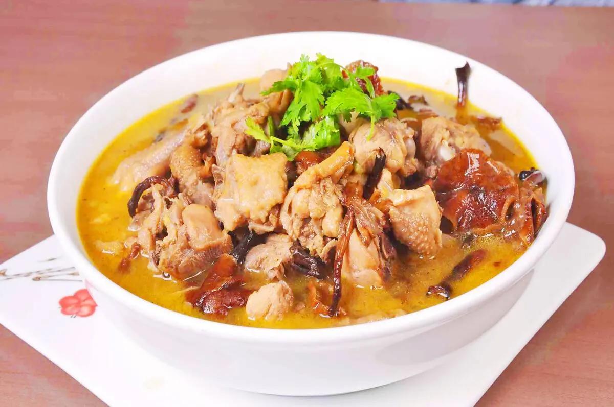 东北传统炖菜，小鸡炖蘑菇肉嫩汤鲜，营养美味