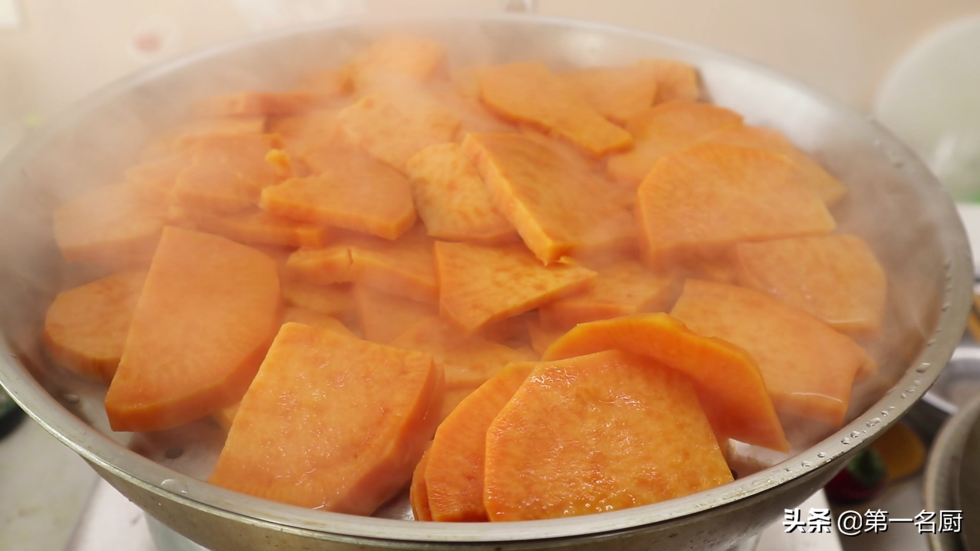 家人最爱吃的“红薯丸子”，香甜软糯又营养，做法特简单