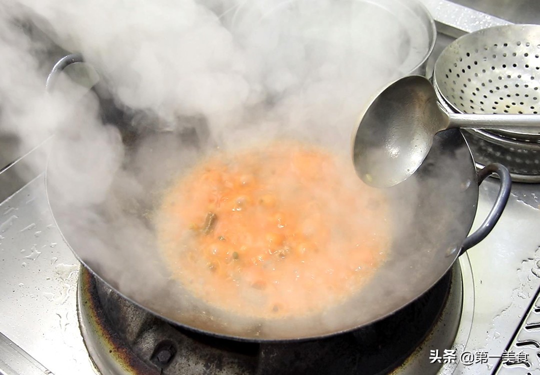 西红柿煨牛腩怎么做好吃，掌握焯水技巧，牛肉软烂不腥，汤汁浓郁
