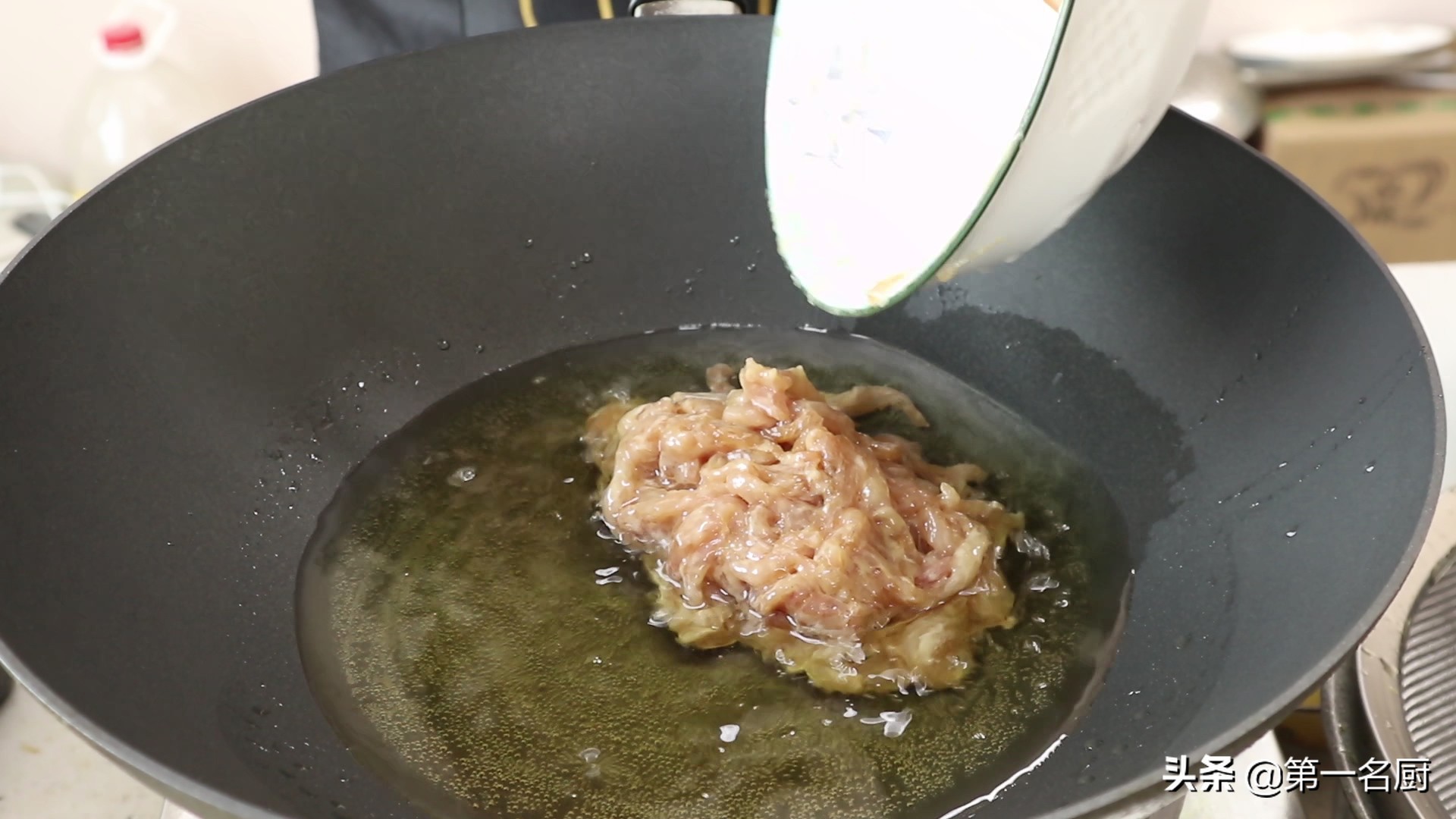 蒜苔炒肉丝，最忌直接下锅炒，学会这一招，蒜苔脆嫩，肉丝更入味