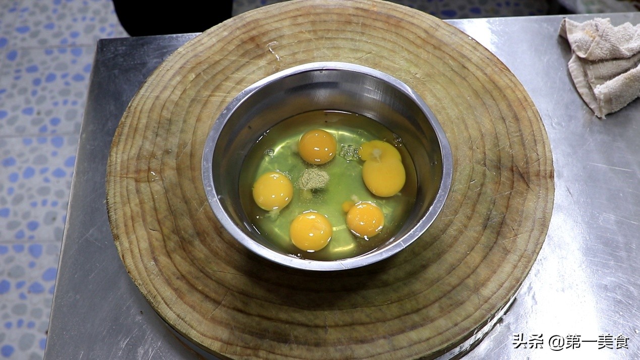 正宗的韭菜炒鸡蛋做法，鸡蛋滑嫩，韭菜翠绿不出水，越吃越香