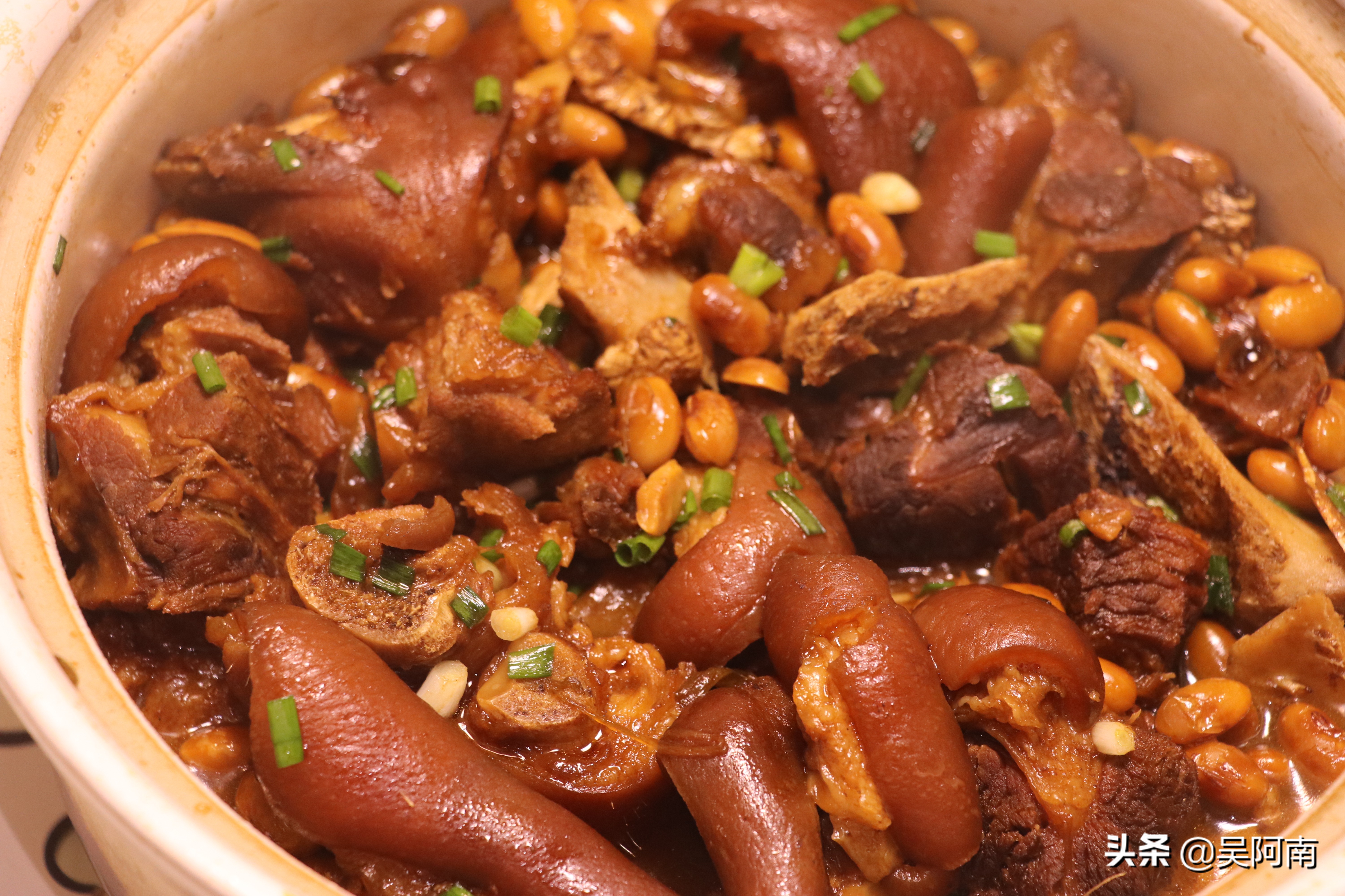 黄豆炖猪蹄一定要用砂锅小火慢炖，软烂入味，好吃不油腻还保温