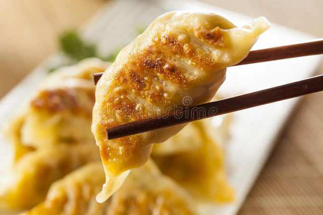 煎饺子最好吃的做法，外脆里嫩，做法简单，吃一盘都不够