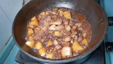 两个土豆，一块五花肉，简单的做法，色泽红润，汤汁还能泡米饭