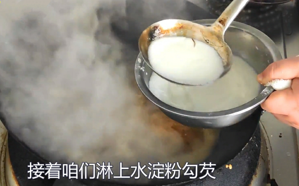 这才是酸辣汤的正确做法，鸡蛋不散花，口感酸辣，暖胃又暖心