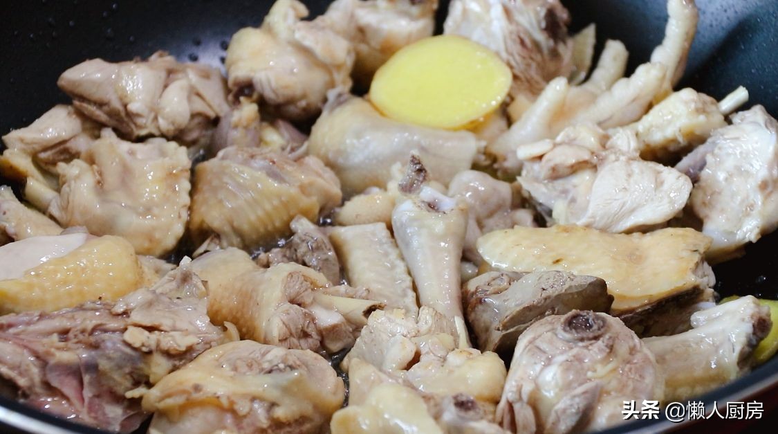这是栗子烧鸡的做法，炖到鸡肉熟透加板栗，香甜粉糯，好吃极了