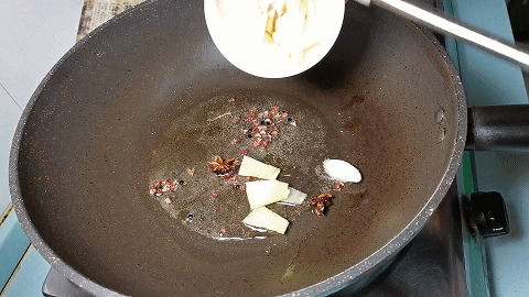 两个土豆，一块五花肉，简单的做法，色泽红润，汤汁还能泡米饭