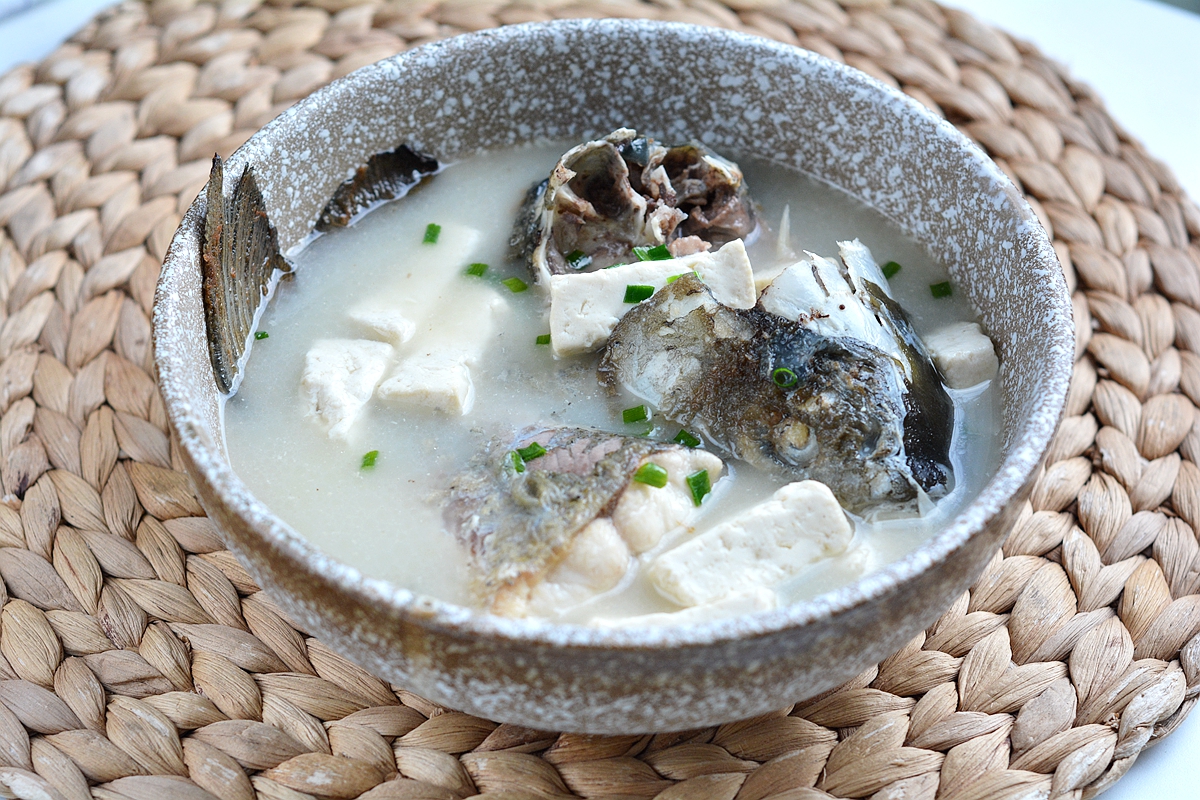 喝汤补钙，暖胃强身的鱼头豆腐汤！