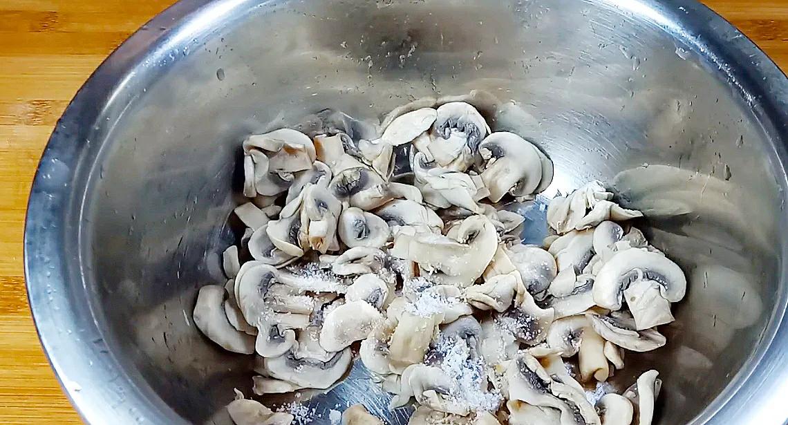 这才是口蘑最香的做法，自从这样做过后，家里的小孩总想着吃口蘑