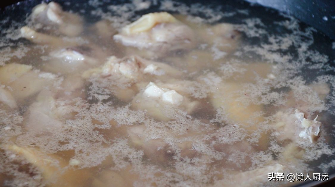 这是栗子烧鸡的做法，炖到鸡肉熟透加板栗，香甜粉糯，好吃极了