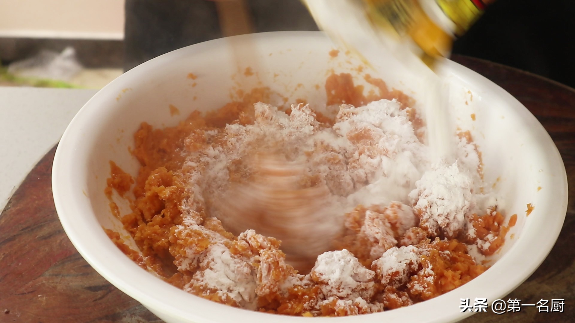 家人最爱吃的“红薯丸子”，香甜软糯又营养，做法特简单
