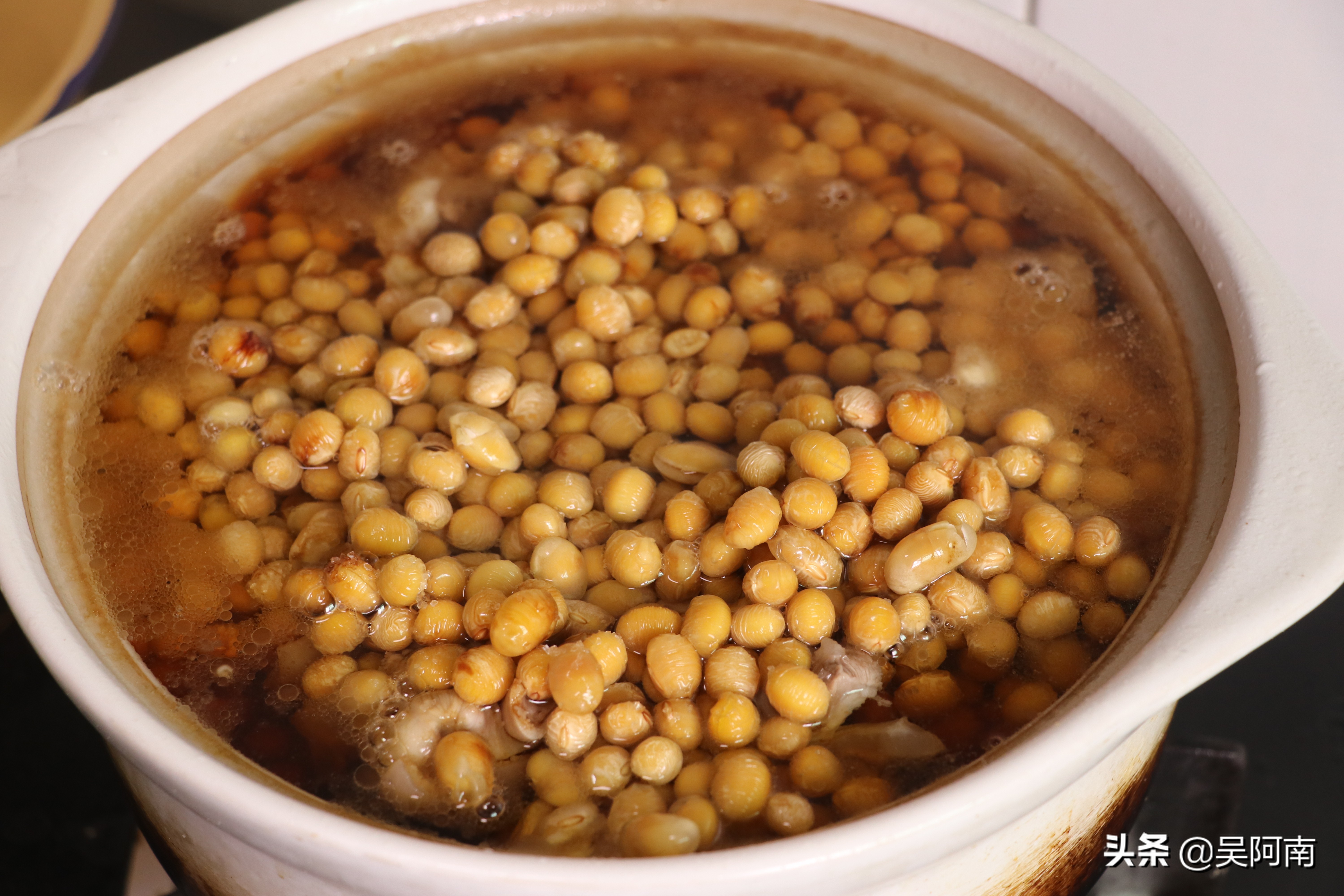 黄豆炖猪蹄一定要用砂锅小火慢炖，软烂入味，好吃不油腻还保温