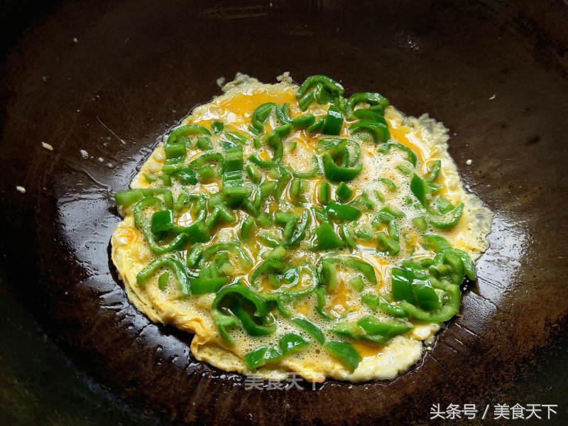 大厨教你青椒炒蛋的正确做法，青椒爽口，鸡蛋滑嫩，好吃又下饭