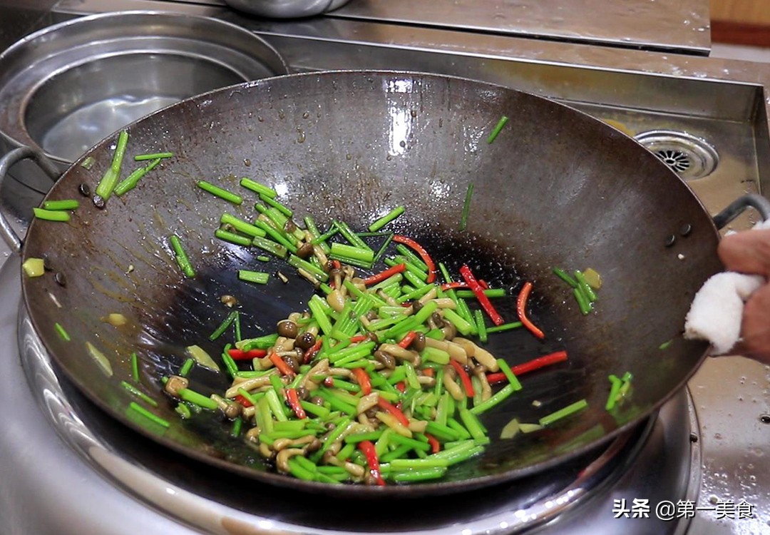 蟹味菇炒芹菜不要直接下锅炒，多加这一步，芹菜清脆不出水