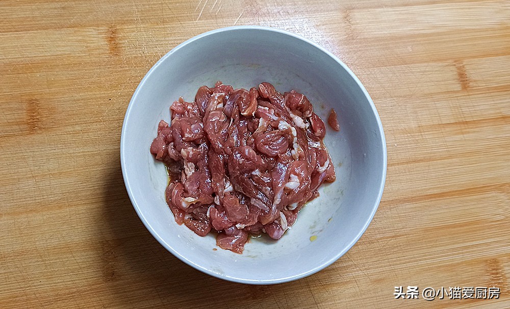教你芹菜香干炒肉的做法，在家也能吃到饭店味，开胃又下饭