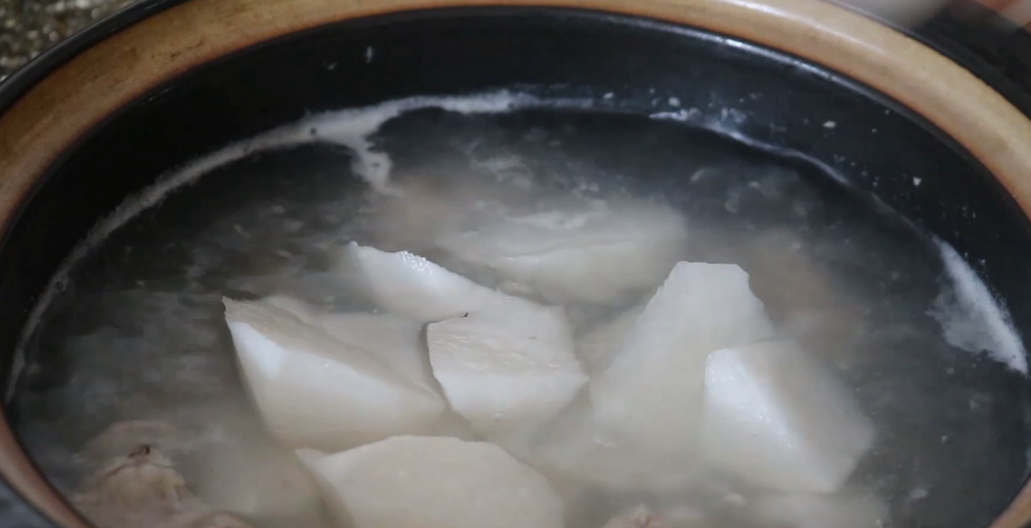 排骨汤正确做法，万不可直接焯水，多加一步，排骨鲜香滑嫩好吃
