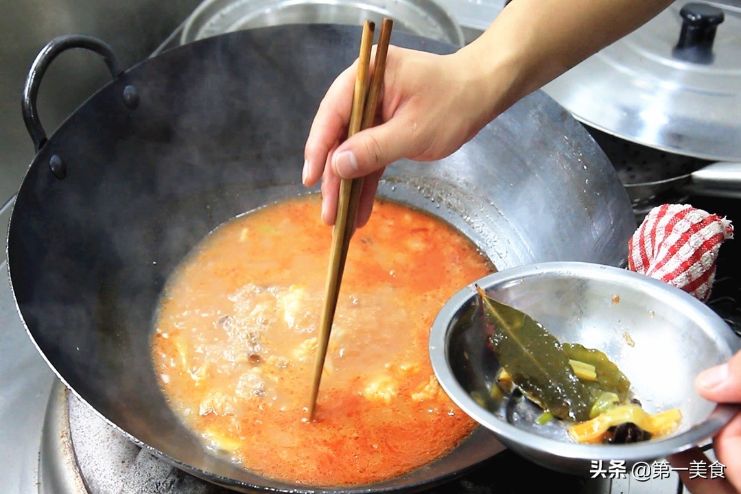 厨师长教你番茄炖牛腩家常做法，肉软烂入味，汤汁泡米饭太香了