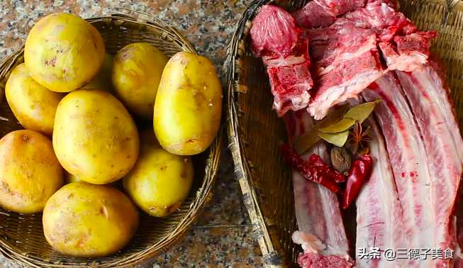 大厨教你土豆烧排骨的经典做法，排骨红亮有光泽的秘密是这个