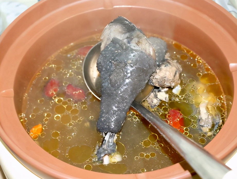 煲乌鸡汤不可焯水，下锅炖前多加1步，鲜味十足，营养不流失