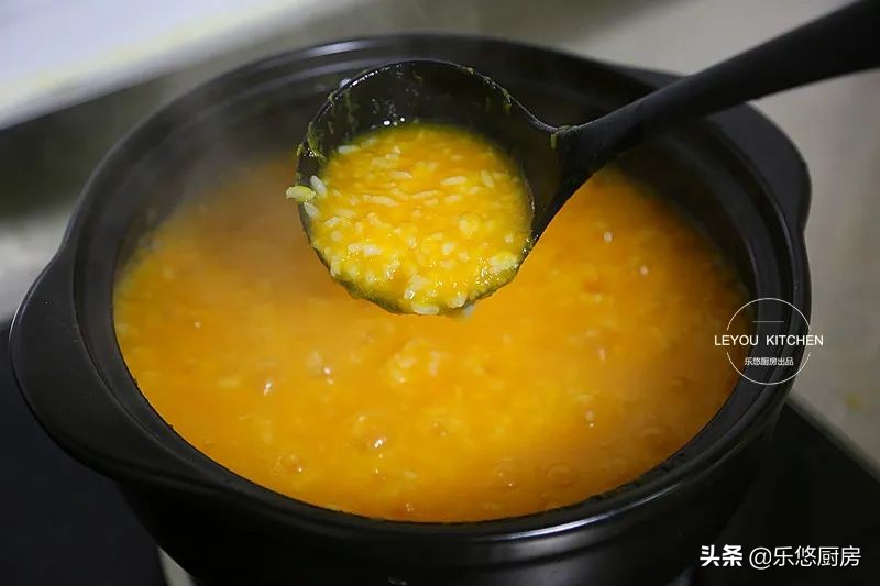 多做两步，煮一锅金黄浓稠的南瓜粥，和买的一样好喝，很适合冬天