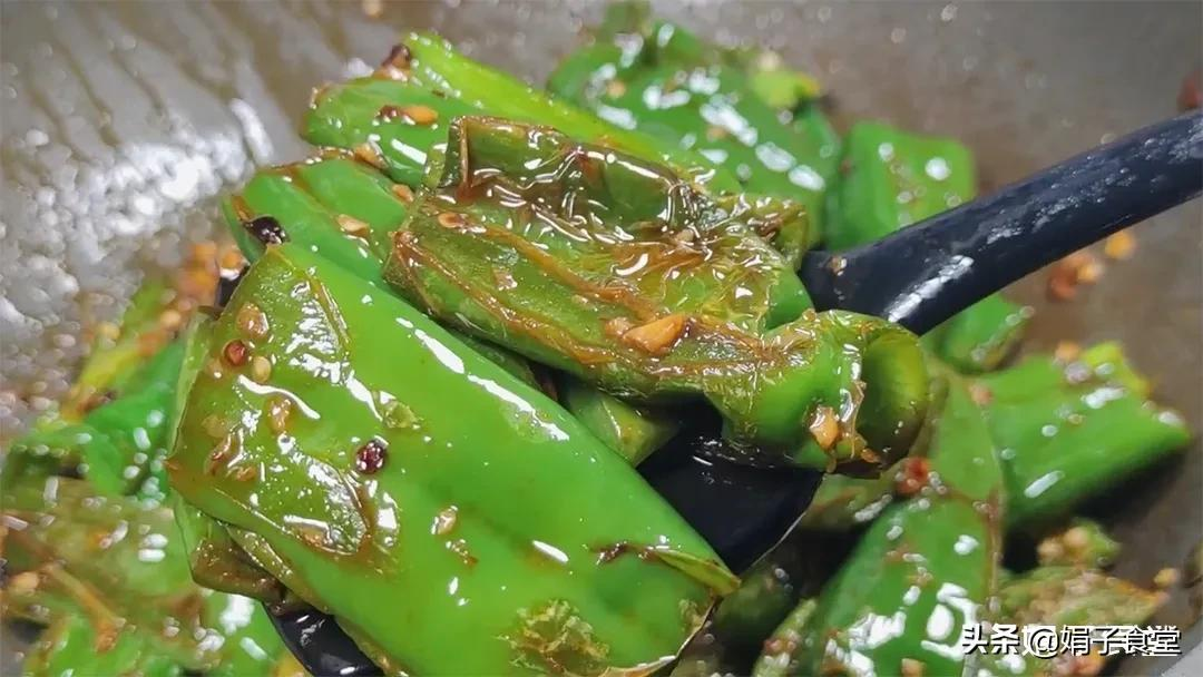 教你“虎皮青椒”的正确做法，鲜嫩清香，香辣入味，好吃不油腻