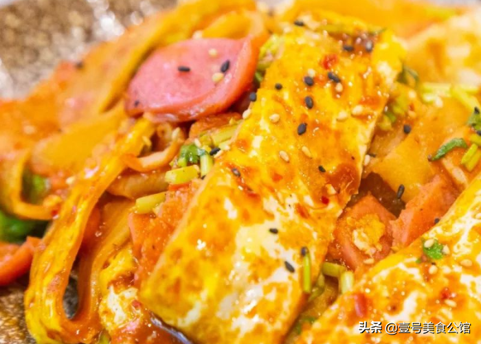 分享烤冷面的简单做法，黑龙江地方特色，美味又解馋，家人都爱吃