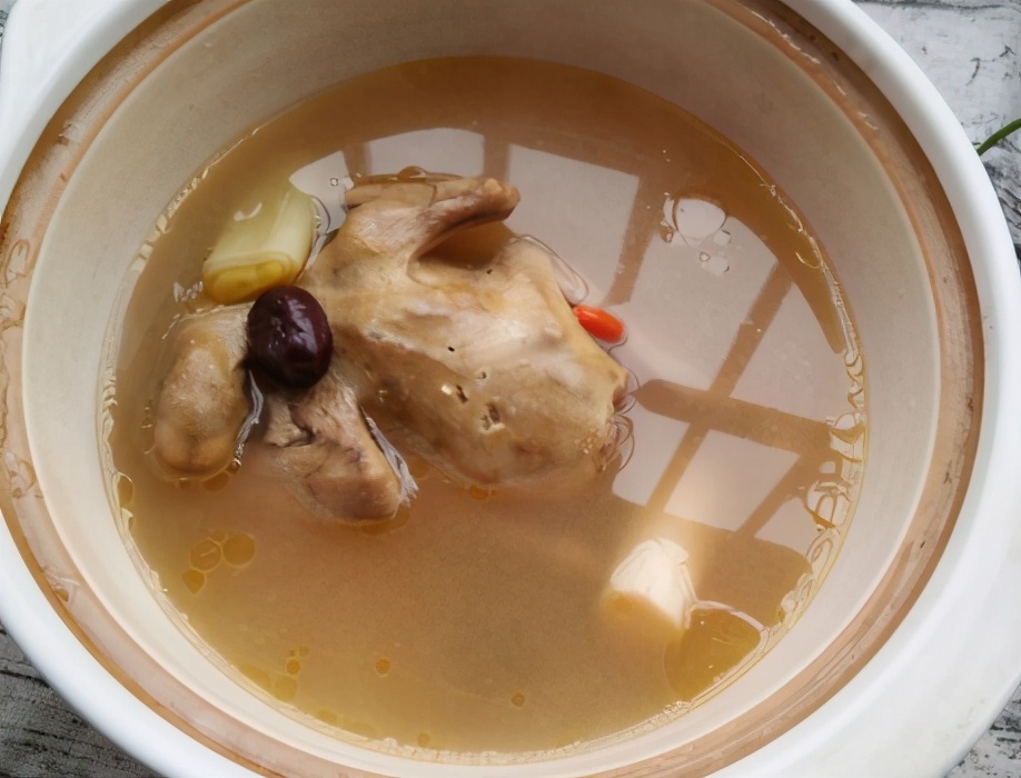 一鸽胜九鸡，冬日炖一碗鸽子汤，汤鲜肉嫩不腥，这样做营养更滋补