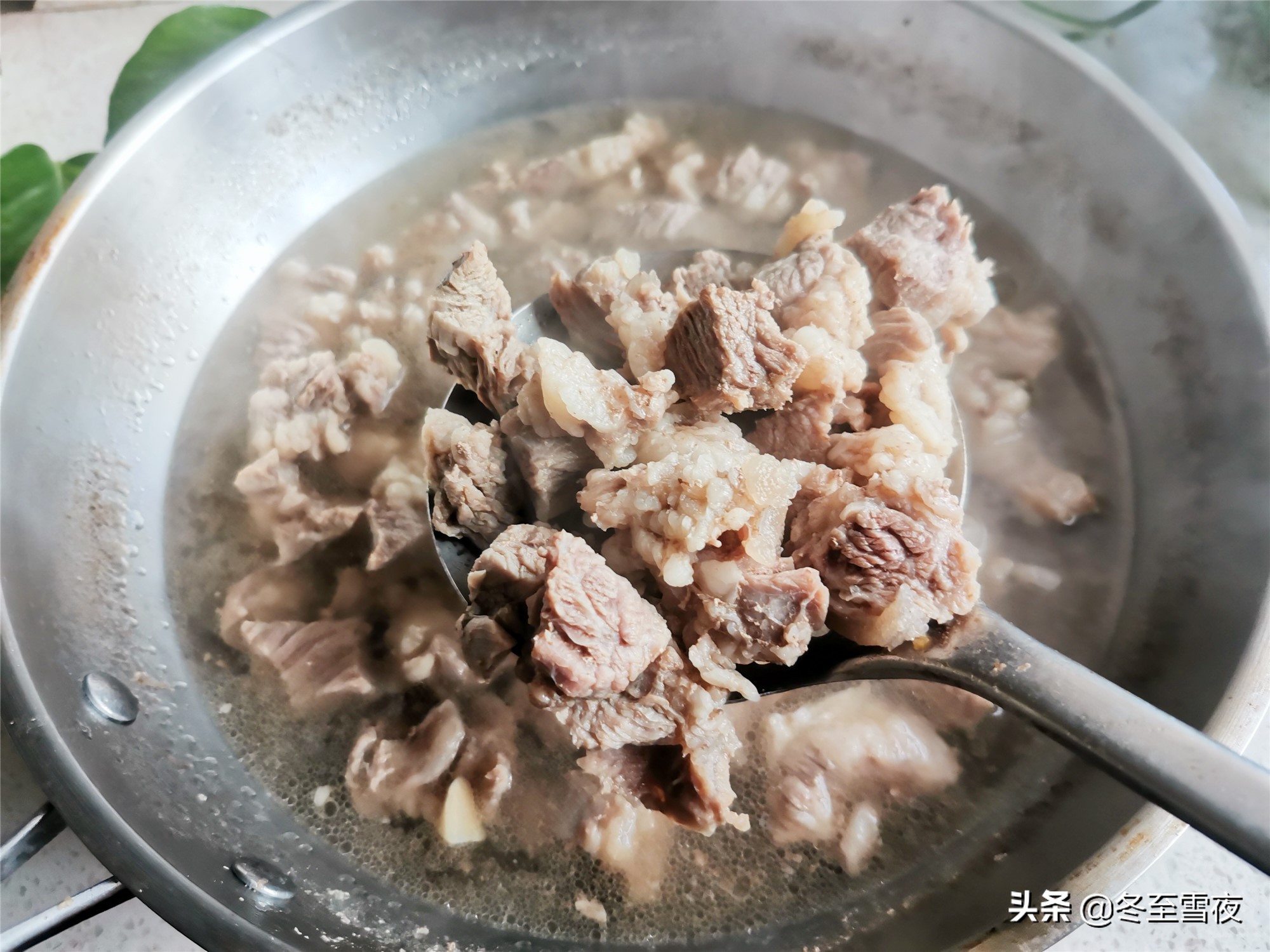 牛肉炖萝卜的家常做法，教你小技巧，汤色有食欲，牛肉熟烂香糯